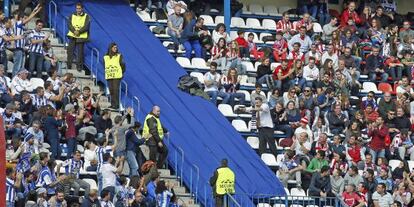 Las aficiones de Deportivo y Atlético, separadas por agentes de seguridad.