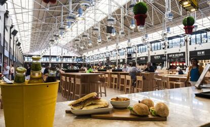 Puestos y mesas en el mercado da Ribeira, en Lisboa. 