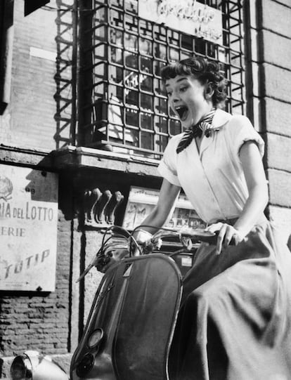 Audrey Hepburn bromea con el 'scooter' en el rodaje.