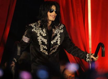 Michael Jackson, en el escenario del estadio londinense O2 durante el anuncio el pasado 5 de marzo de sus conciertos en Londres.