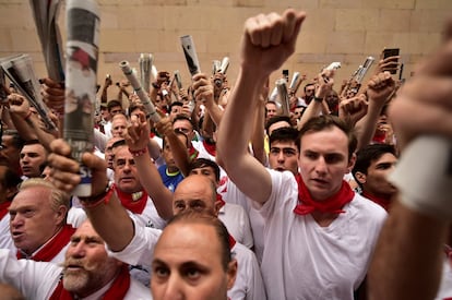 Los mozos cantan a San Fermín, antes de comenzar el primer encierro, este domingo.