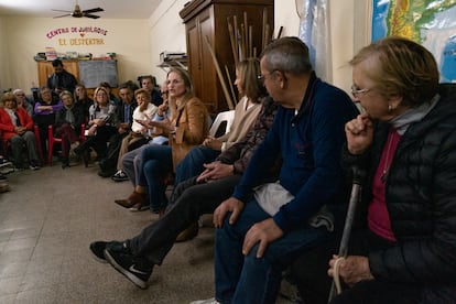 Píparo se dirige a los vecinos reunidos.