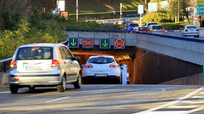 Vehículos circulando por Madrid la semana pasada, en pleno episodio de alta contaminación.