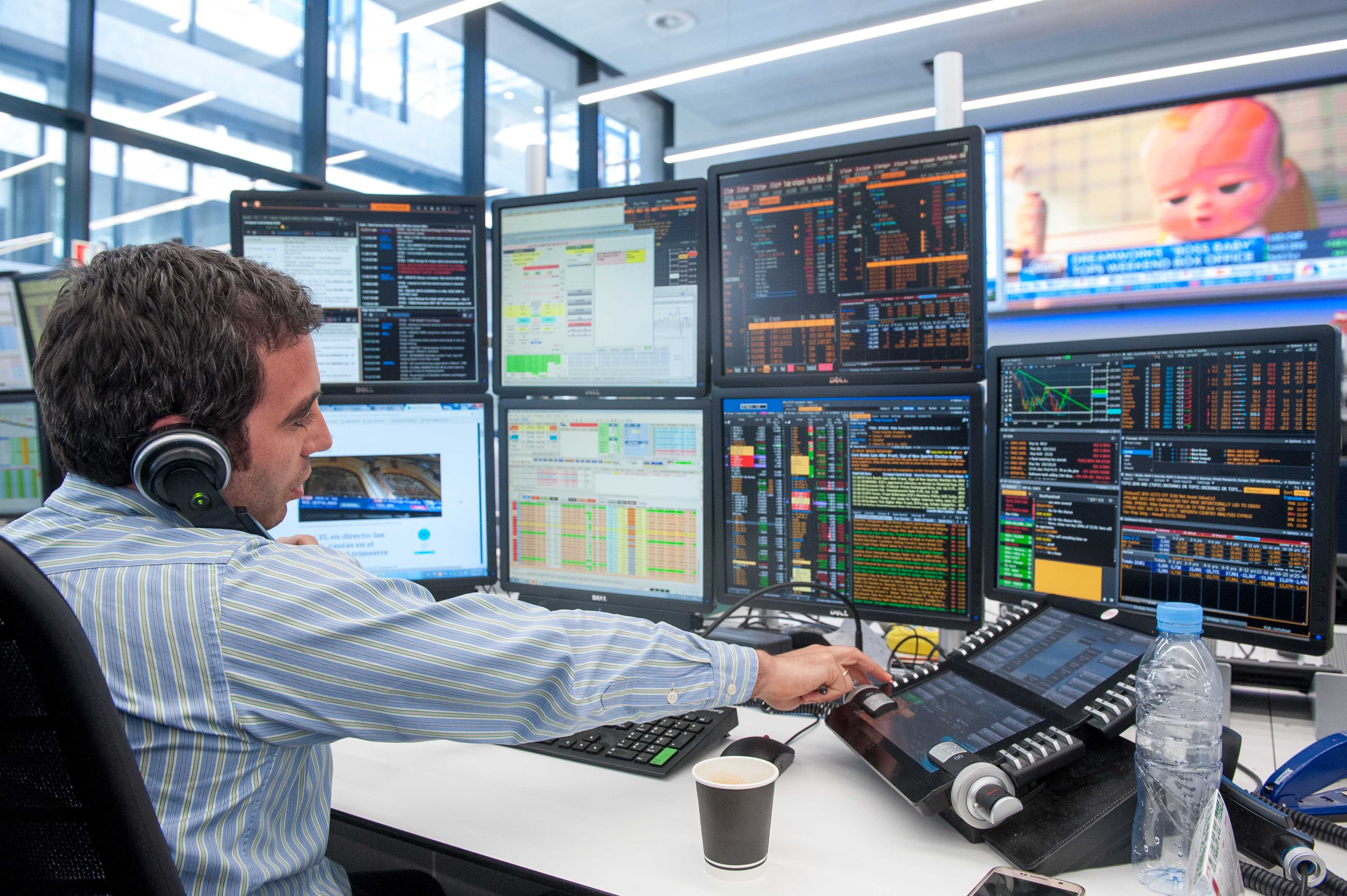 Un gestor de fondos en su puesto de trabajo. Pablo Monge