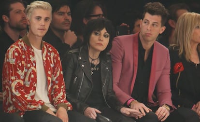 Justin Bieber, Joan Jett y Mark Ronson, muy atentos al desfile de Saint Laurent en Los Ángeles.