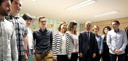 Iñigo Urkullu, en el centro, este miércoles junto a los miembros del Consejo de la Juventud. 