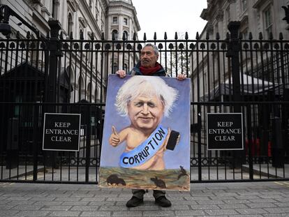 El pintor satírico Kaya Mar protesta el 28 de abril de 2021 a las puertas de Downing Street, la residencia oficial de Boris Johnson.
