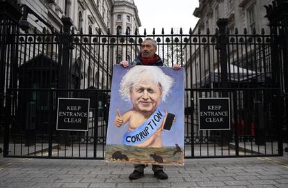 El pintor satírico Kaya Mar protesta el 28 de abril de 2021 a las puertas de Downing Street, la residencia oficial de Boris Johnson.