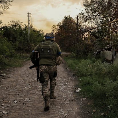 Donetsk (Ukraine), 06/08/2024.- A handout picture made available on 07 August 2024 by the press service of the 24th Mechanized Brigade of Ukrainian Armed Forces shows a serviceman of 24th Mechanized Brigade, named after King Danylo, running at a front line position near Chasiv Yar in the Donetsk region, Ukraine, 06 August 2024 Russian troops entered Ukrainian territory on 24 February 2022, starting a conflict that has provoked destruction and a humanitarian crisis. (Rusia, Ucrania) EFE/EPA/Press service of 24 Mechanized brigade handout HANDOUT EDITORIAL USE ONLY/NO SALES