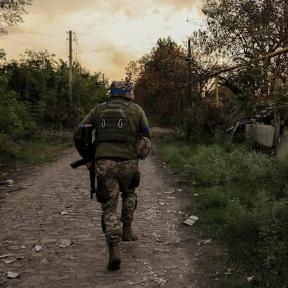 Donetsk (Ukraine), 06/08/2024.- A handout picture made available on 07 August 2024 by the press service of the 24th Mechanized Brigade of Ukrainian Armed Forces shows a serviceman of 24th Mechanized Brigade, named after King Danylo, running at a front line position near Chasiv Yar in the Donetsk region, Ukraine, 06 August 2024 Russian troops entered Ukrainian territory on 24 February 2022, starting a conflict that has provoked destruction and a humanitarian crisis. (Rusia, Ucrania) EFE/EPA/Press service of 24 Mechanized brigade handout HANDOUT EDITORIAL USE ONLY/NO SALES
