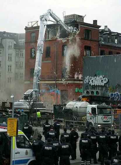 La policía observa la demolición ayer del centro juvenil alternativo de Copenhague.