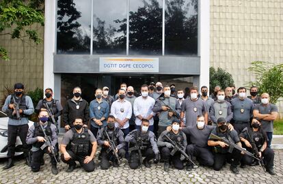 El gobernador de Río, Cláudio Castro (en el centro, con mascarilla y camisa blancas), posa rodeado del comando de 21 policías civiles que participaron en la operación contra Ecko, jefe de la mayor milicia carioca, el pasado día 12. 