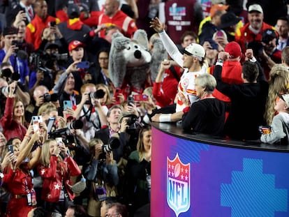 Patrick Mahomes saluda a los aficionados después de conseguir frente a Filadelfia su segundo título en la Super Bowl.