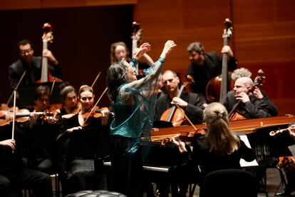 La pianista Mitsuko Uchida dirige en el inicio del ‘Concierto núm. 25’ de Mozart a los integrantes de la Mahler Chamber Orchestra, el pasado viernes en Kursaal Donostia.