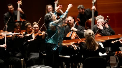 La pianista Mitsuko Uchida dirige en el inicio del ‘Concierto núm. 25’ de Mozart a los integrantes de la Mahler Chamber Orchestra, el pasado viernes en Kursaal Donostia.