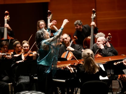 La pianista Mitsuko Uchida dirige en el inicio del ‘Concierto núm. 25’ de Mozart a los integrantes de la Mahler Chamber Orchestra, el pasado viernes en Kursaal Donostia.