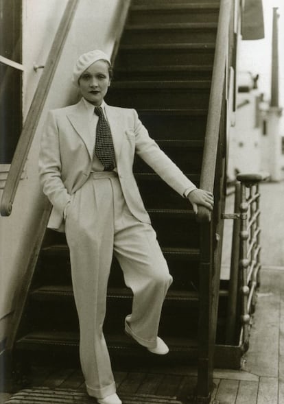 Lo dandi gusta de lo ambiguo y la imagen de Marlene Dietrich encaja con esta filosofía. Sus trajes se convirtieron en elemento clave en la elaboración de una figura distinta, ni masculinizada, ni feminizada, radicalmente individual.