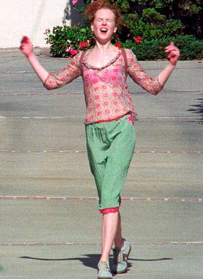 Internet nunca se cansará de recordar esta foto de Nicole Kidman a la salida del despacho de su abogado tras firmar los papeles de divorcio de Tom Cruise en 2001. A la actriz no le ha ido nada mal, nominada al Oscar este año, debe andar haciendo músculo para recoger los premios que le caerán por Big Little Lies.