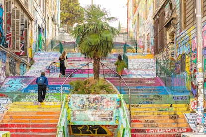 Cours Julien, en Marsella (Francia). La segunda ciudad más grande de Francia alberga en este barrio una de las comunidades artísticas más vibrantes de Europa. Cours Julien está lleno de murales urbanos, además de todo tipo de artistas y músicos que hacen de la calle su escenario. Al este del elegante puerto deportivo de Marsella y a poca distancia a pie del pintoresco Puerto Viejo, este bullicioso barrio fue una vez el hogar de los mercados mayoristas al aire libre de la ciudad. Es un hervidero creativo repleto de mercados callejeros, locales de música en vivo, tiendas de ropa 'vintage', librerías de segunda mano y viejos almacenes reutilizados como galerías de arte de moda. 