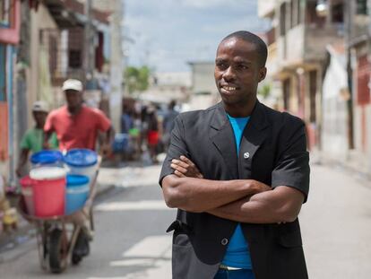 Abraham Pierre, en una calle de Martissant, un distrito de Puerto Príncipe.