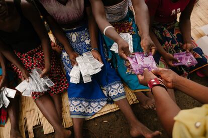 Trabajadoras sexuales reciben condones y lubricante durante una sesión de promoción de la salud en Nsanje, Malawi.