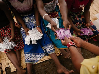 Trabajadoras sexuales reciben condones y lubricante durante una sesión de promoción de la salud en Nsanje, Malawi.