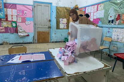 Trabajos de escrutinio el domingo tras el cierre de los colegios electorales en Túnez.