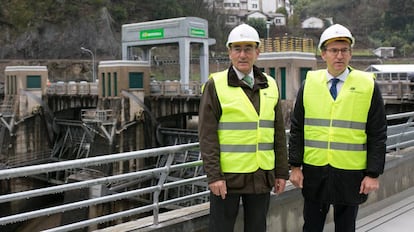 Ignacio Sánchez Galán y Alberto Núñez Feijóo en el salto de San Pedro II en el Sil.