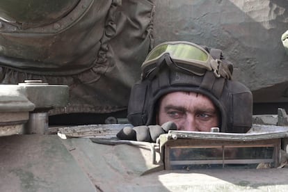 Un militar ucranio mira desde un tanque en el pueblo de Lukyanivka, región de Kiev. El Gobierno turco espera que las conversaciones entre delegados rusos y ucranios previstas para esta semana en Estambul den como resultado "un alto el fuego duradero" que allane el camino a la paz.