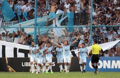 Jugadores e hinchas del Decano celebran la conquista de Men&eacute;ndez.