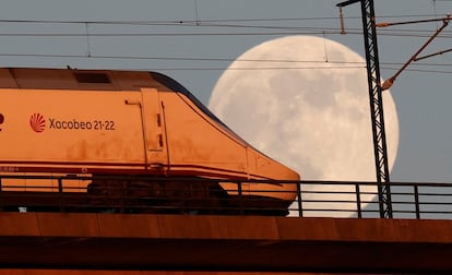 Un tren, circulando sobre el viaducto de O Eixo, en Santiago de Compostela.