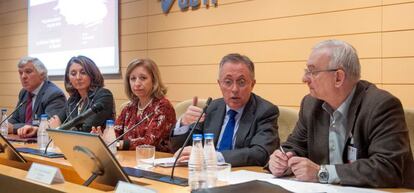 Desde la izquierda, Jos&eacute; Ignacio San Miguel, de MC-UGT; Bego&ntilde;a Cristeto, secretaria general de Industria y Pyme; Maria Luisa Poncela, secretaria general de Ciencia, Tecnolog&iacute;a e Innovaci&oacute;n y presidenta de CDTI; Adolfo Men&eacute;ndez, presidente de Tedae; y M&aacute;ximo Blanco, de CC OO de Industria.