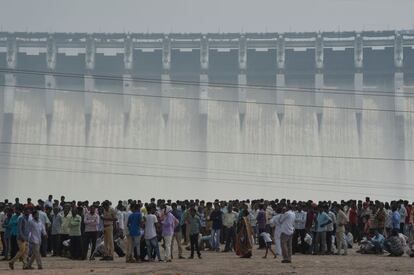 Un grupo de personas frente a la presa Sardar Sarovar Narmada, situada en Kevadia, a unos 200 kilómetros de Ahmedabad (India). El primer ministro indio, Narendra Modi, visitó el sitio de la presa Sardar Sarovar en su 69º cumpleaños.