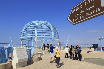 Haifa es el mejor puerto natural de la costa israelí y un importante centro cultural y artístico. Su principal atracción son los Jardines Bahaíes, una inspirada franja verde salpicada de flores que llega hasta las faldas del monte Carmelo. Vistas imponentes y meticuloso trabajo de jardinería en sus 19 bancales. Además, en Haifa, hay que visitar el museo Naval, la cueva de Elías y el monasterio carmelita de Stella Maris, en la foto.