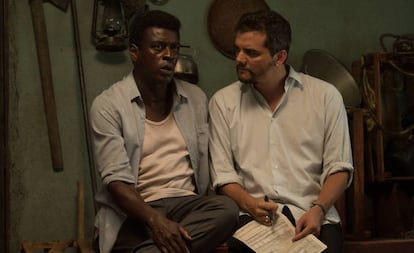 Seu Jorge e Wagner Moura durante filmagens de 'Marighella'.