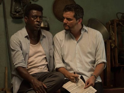 Seu Jorge e Wagner Moura durante filmagens de 'Marighella'.