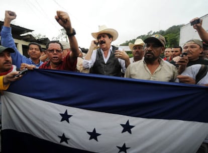 Manuel Zelaya, rodeado por sus partidarios, se acerca a la frontera hondureña.