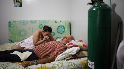 Un enfermo de coronavirus, en la improvisada sala de emergencias que su hija montó en enero en casa, en Manaos (Brasil). 