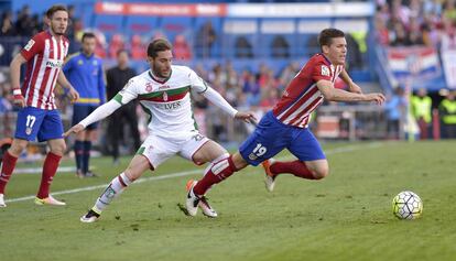 Lucas Hern&aacute;ndez se zafa de Rochina durante el Atl&eacute;tico Granada