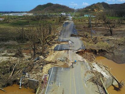 Una carretera da&ntilde;ada en Puerto Rico el 24 de septiembre.