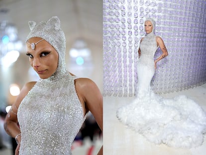 También quiso rendir homenaje a Choupette la rapera Doja Cat. En su caso con un vestido confeccionado para la ocasión por el director creativo de Oscar de la Renta, Fernando Garcia. La esponjosidad del pelaje del felino se combinaba con paillettes bordadas a mano en un diseño en el que el atelier de la firma trabajó durante seis meses. La cantante remató el estilismo con una prótesis que convertía su boca en un hocico, obra de la artista Melina Stearns. Los diamantes de Messika coronaron el conjunto.