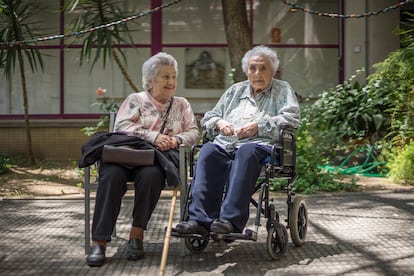 Ana Vela Rubio (r), aged 114 years and 221 days, with her daughter Ana in Barcelona in 2016.