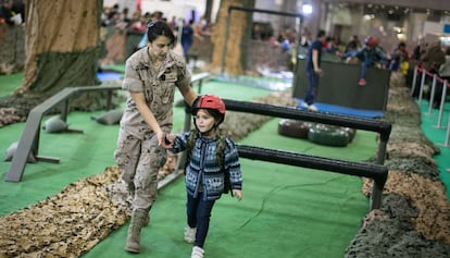 Estand del Ejército en el Festival de la Infancia de 2013.