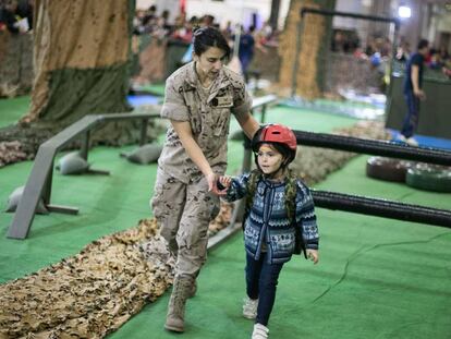 Estand del Ejército en el Festival de la Infancia de 2013.