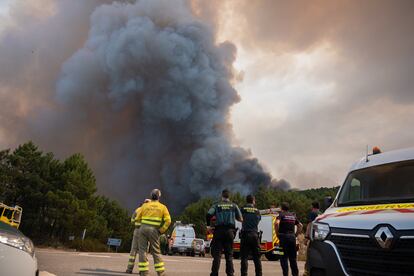 Una columna de humo se ha abierto esta mañana debido al avance incontrolado de las llamas en dirección a la provincia de Salamanca, en Castilla y León. Las autoridades extremeñas y castellanoleonesas, que trabajan coordinadas, se ha desplegado en la zona limítrofe entre ambas comunidades para tratar de controlar el incendio.