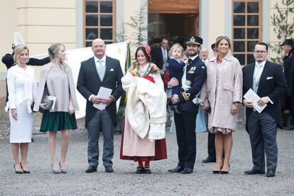 Los cinco padrinos de Gabriel de Suecia. De izquierda a derecha: Carolina Pihl, Sara Hellqvist, Thomas de Toledo Sommerlath, Sofía de Suecia con su hijo en brazos, el príncipe Alejandro en brazos de su padre, la princesa Magdalena de Suecia y Oscar Kylberg.