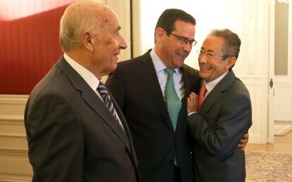 El Síndic de Greuges, José Cholbi, el portavoz del PP, Jorge Bellver, y el socialista Ángel Luna, ayer en las Cortes Valencianas.