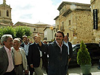 Aznar, ayer, durante su visita al monasterio de Silos.
