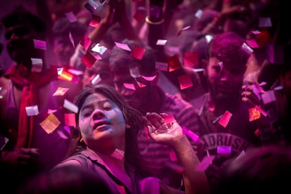 Una chica bailaba durante el Holi en las calles de Guawahati, la India, el miércoles. Pistolas de agua, cubos, pigmentos —lo habitual es que estén hechos de una mezcla de harina de maíz y colorantes llamada ‘gulal’— y aerosoles son las armas empleadas por los participantes en el festival.