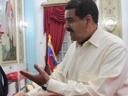 Zapatero saluda a Maduro en una reuni&oacute;n el pasado 17 de mayo.
